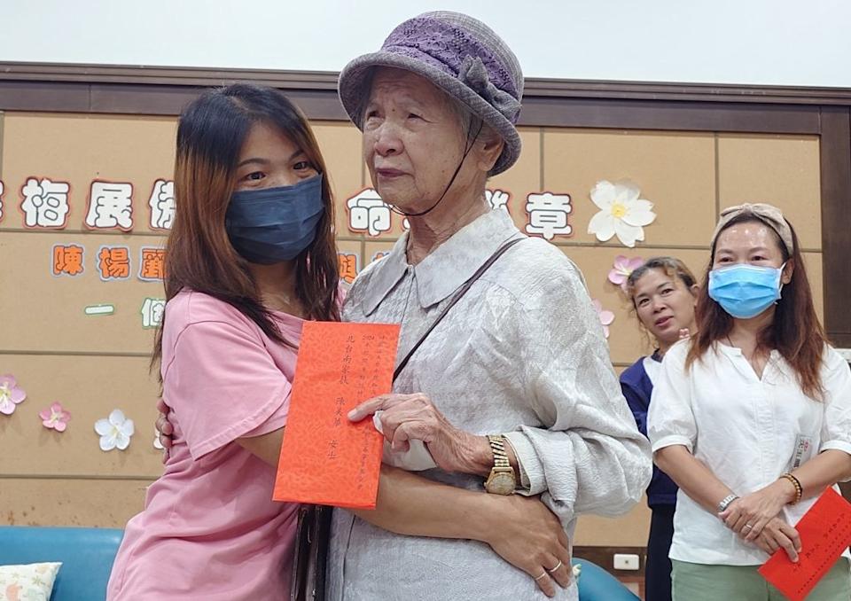 陳楊麗蓉頒發生活慰問金給單親媽媽，場面溫馨感人。 （記者翁聖權攝）