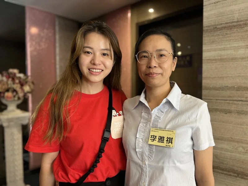 雲林縣民李雅祺(右)選擇把握當下,靠充實自己改寫人生,考取多張證照也拿到碩士學位,努力面對人生的態度,雲林家扶社工員黃鈺婷(左)全看在眼裡。 圖/記者陳苡葳攝影