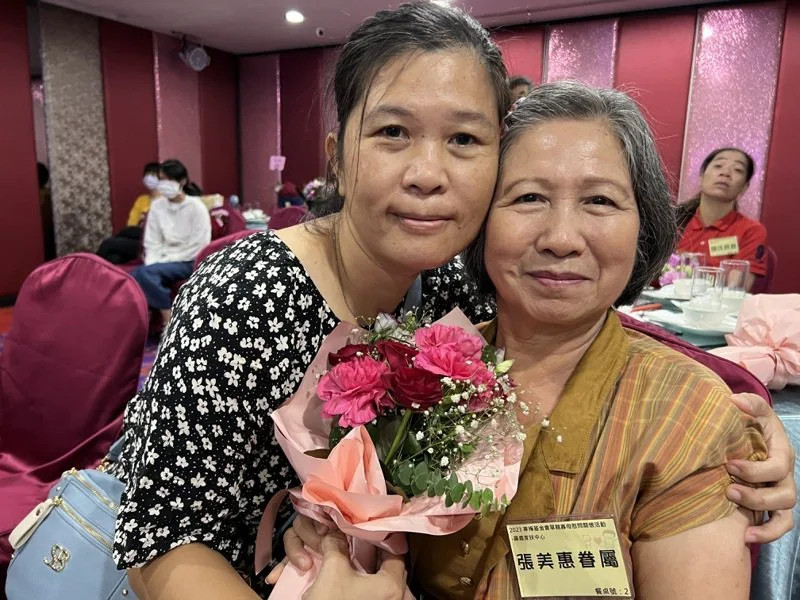 嘉義縣民張美惠(左)遭逢喪夫之痛沒有倒下,在婆婆(右)、夫家家人和4名子女陪伴下勇敢站起來。 圖/記者陳苡葳攝影