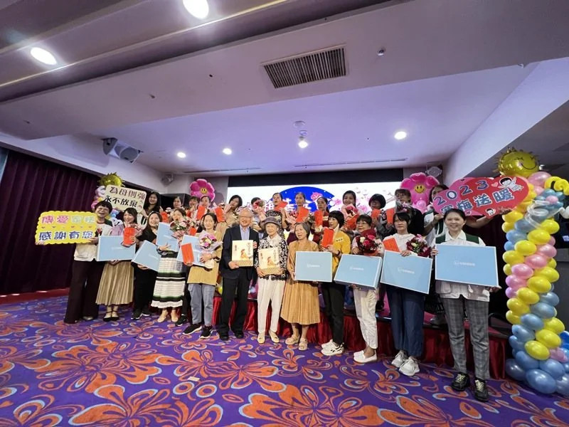 寒梅基金會創會超過半世紀,首度到雲林縣舉辦頒贈慰問金活動,此次雲嘉南地區20名單親媽媽受贈,每人3萬5000元,相當於一般上班族月薪,實質上的幫助很大。 圖/記者陳苡葳攝影
